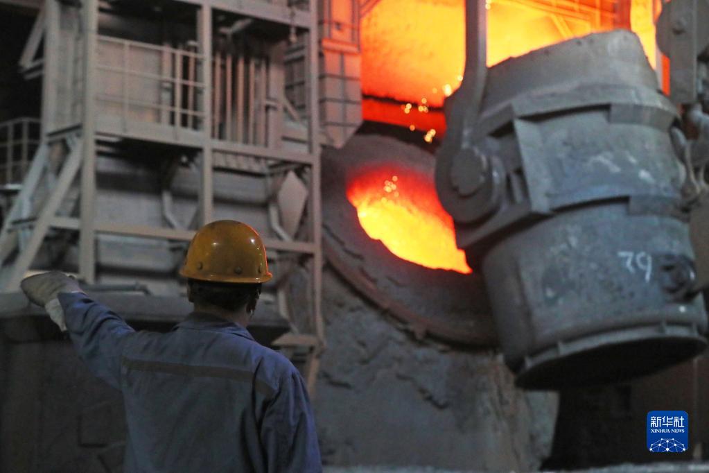 2021年8月18日，在本钢板材炼钢厂，炼钢作业区工人在进行转炉冶炼作业。新华社记者 杨青 摄