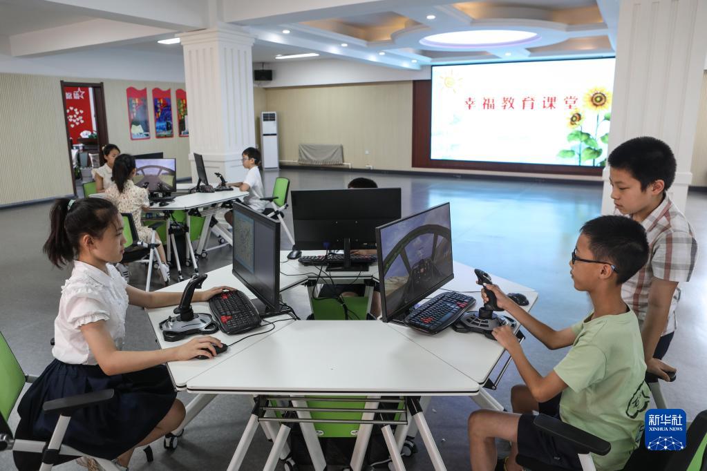 　2022年8月18日，孩子们在沈阳市牡丹社区幸福教育课堂学习固定翼模拟飞行课程。新华社记者 王乙杰 摄