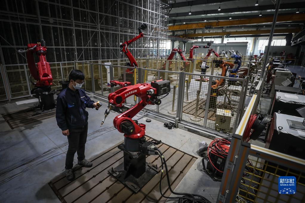 2022年4月28日，新松机器人自动化股份有限公司的工作人员在生产车间内调试机器人。新华社记者 潘昱龙 摄