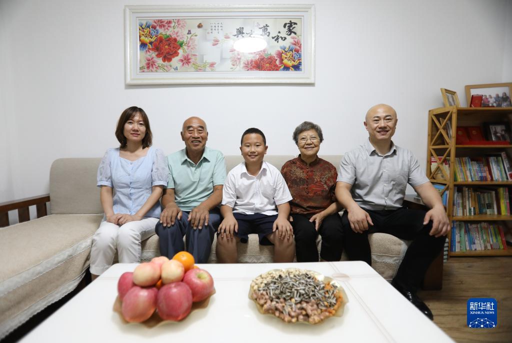 2022年8月17日，沈阳市牡丹社区居民李水(左二)一家合影。新华社记者 王乙杰 摄