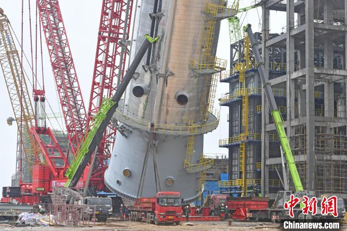 福建泉港：长百米超千吨重的石化设备顺利吊装