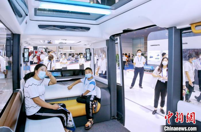 图为中国中车展位展示的“无人驾驶小V”。　佟郁 摄