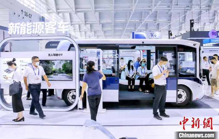 图为中国中车展位展示的“无人驾驶小V”。　佟郁 摄