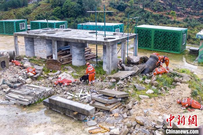 搜救犬、无人机配合救援行动。　蔡渊艺 摄