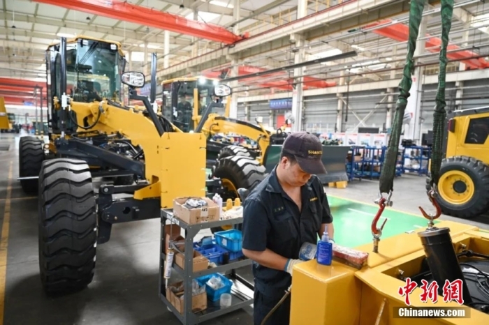 资料图：山东省济宁市某工程机械企业工人在进行装配作业。中新社记者 毛建军 摄